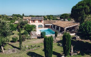 Una piscina al aire libre