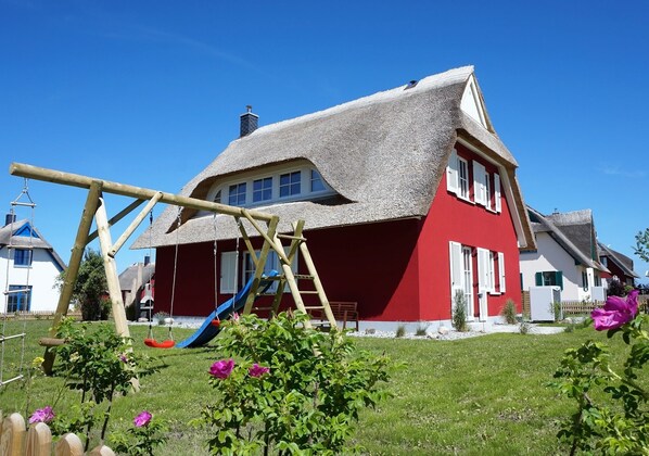 Children's area - **** Thatched property - perfect for families with dogs (Zierow)
