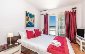 3 makuuhuonetta, tallelokero huoneessa, ilmainen Wi-Fi, vuodevaatteet