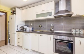 Fridge, stovetop, dishwasher, coffee/tea maker