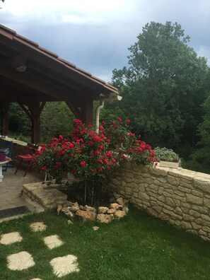 Terrace/patio - Cottage 6p very comfortable in beautiful area with swimming pool (Le Buisson de Cadouin)