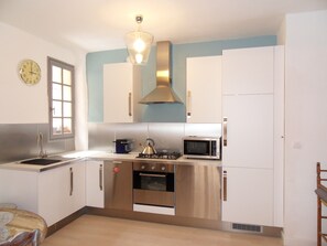 Fridge, microwave, oven, stovetop - L'Appart, charm and confort  (Cotignac)