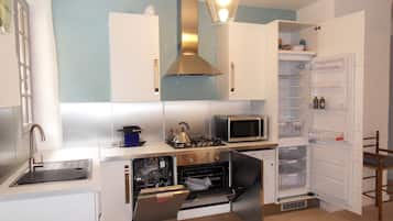 Réfrigérateur, micro-ondes, four, plaque de cuisson