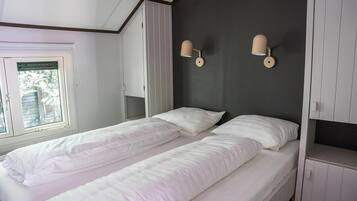 3 bedrooms, internet, bed sheets