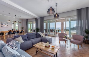 Televisie en een open haard