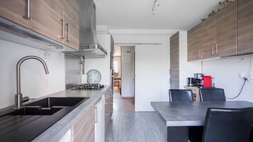 Een koelkast, een microgolfoven, een oven, een kookplaat