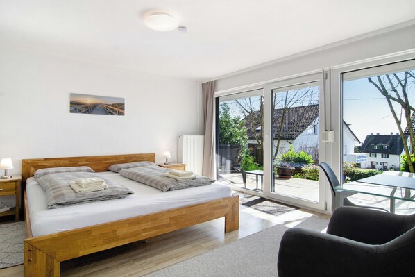 2 bedrooms, in-room safe, desk, iron/ironing board