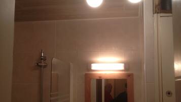 Tina con regadera y secadora de cabello