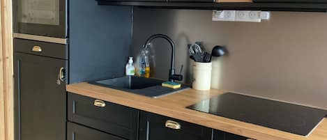 Kühlschrank, Mikrowelle, Ofen, Herdplatte