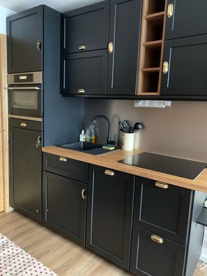 Kühlschrank, Mikrowelle, Ofen, Herdplatte