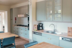 Refrigerador, microondas, lavavajillas, silla alta para bebés