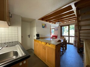 Køleskab, mikrobølgeovn, opvaskemaskine, kaffe-/temaskine