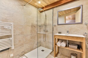 Badewanne, Haartrockner, Handtücher, Seife