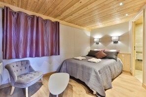 5 soverom, skrivebord, strykejern/-brett og reiseseng for barn