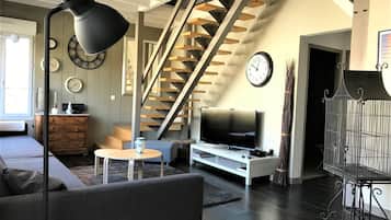 Télévision, lecteur de DVD, livres, chaßne hi-fi