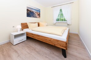 2 slaapkamers, reisbedje