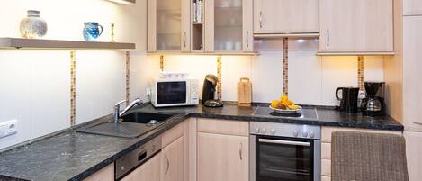 Micro-ondes, four, lave-vaisselle, chaise haute