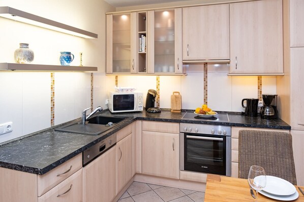 Mikrobølgeovn, ovn, opvaskemaskine, højstol