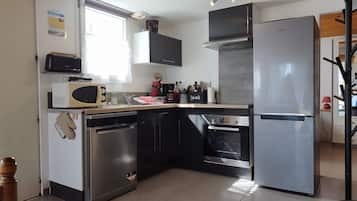 Een koelkast, een microgolfoven, een oven, een kookplaat