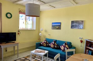 Fernseher, Bücher, Stereoanlage