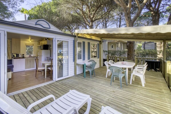 Outdoor dining - Mobil home with all comfort, with terrace in dream campsite with swimming pools (Fréjus)