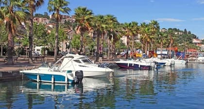 Mobilheim mit Terrasse auf einem Traumcampingplatz mit Swimmingpools