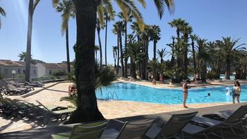 Een binnenzwembad en een buitenzwembad