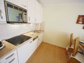 Kühlschrank, Mikrowelle, Geschirrspüler, Hochstuhl