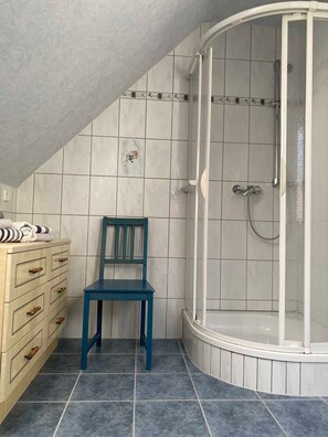 Hiustenkuivaaja, pyyhkeet, saippua, vessapaperi