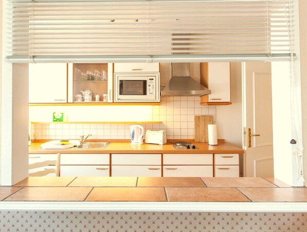 Fridge, microwave, oven, coffee/tea maker