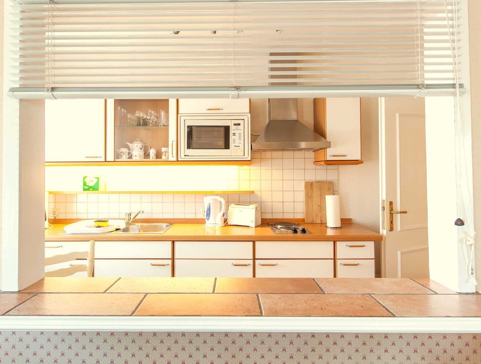 Kühlschrank, Mikrowelle, Ofen, Wasserkocher mit Kaffee-/Teezubehör