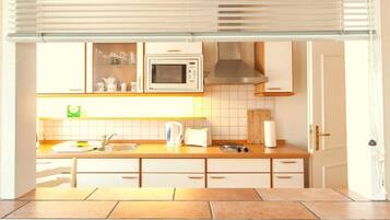 Kühlschrank, Mikrowelle, Ofen, Wasserkocher mit Kaffee-/Teezubehör