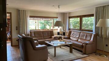 Tv, pejs, bøger, stereoanlæg