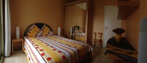 2 chambres, fer et planche à repasser, lit de bébé portatif