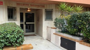 A building entrance with a sign reading "BELLEVUE PARMENTIER". - Bright, quiet and centrally located apartment with balcony and air conditioning (Nice)