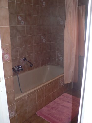 Ensemble baignoire-douche, séchoir à cheveux, bidet, serviettes fournies