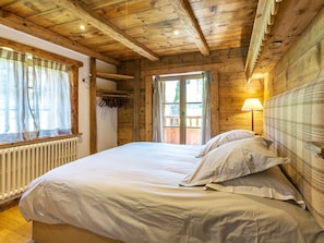 5 bedrooms, free WiFi - "Charming 5 BR Apt, Fireplace, Village Center, Sleeps 10, WiFi" (La Clusaz)