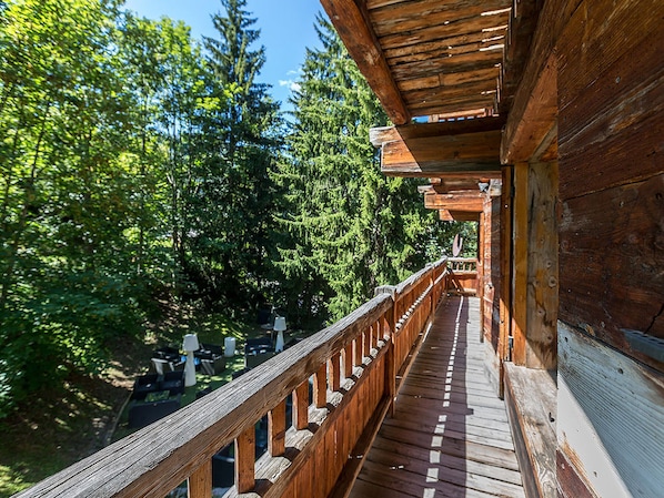 Terrace/patio - "Charming 5 BR Apt, Fireplace, Village Center, Sleeps 10, WiFi" (La Clusaz)