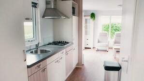 Kjøleskap og høy barnestol