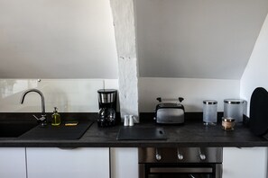 Geladeira, micro-ondas, fogão, lava-louças