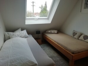 3 habitaciones, tabla de planchar con plancha y cuna de viaje 