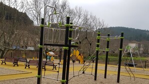 Un'area giochi con strutture per arrampicata e panchine.