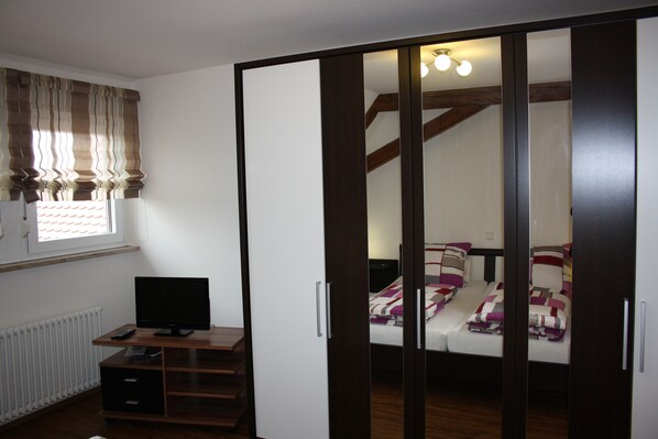 1 chambre, fer et planche à repasser, accès Internet, draps fournis