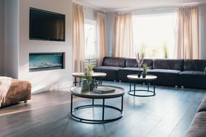 Televisie en een open haard