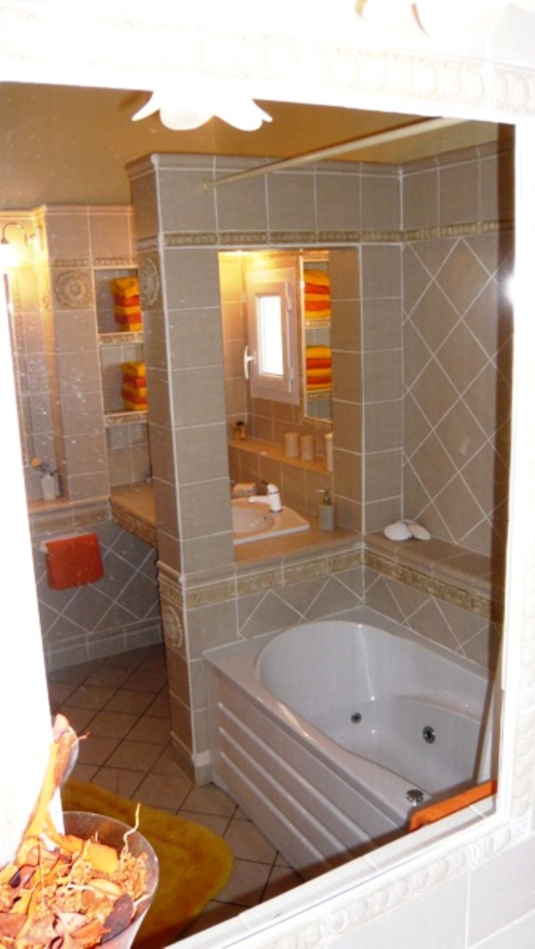 Une salle de bain avec une baignoire, un lavabo et un espace douche.