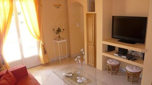 Fernseher, DVD-Player, Stereoanlage