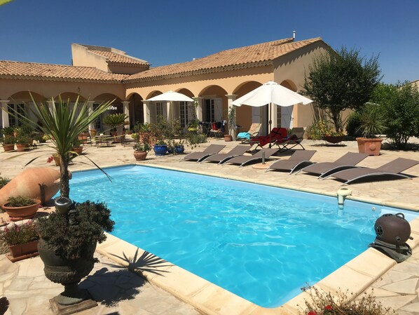 A heated pool - Little paradise, close to Arles, Provence, spacious terrace and pool (Arles)
