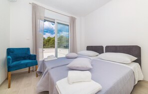 6 bedrooms, travel crib, free WiFi, bed sheets