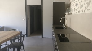 Fridge, microwave, oven, stovetop - The Clos du Joli Puits (Saint-Paulien)