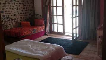 6 bedrooms, iron/ironing board, WiFi (free), bed sheets